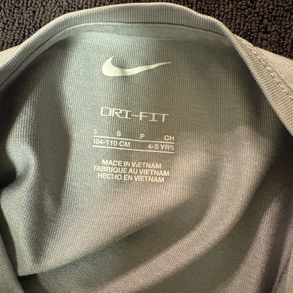 Bundle of 4 little boys size 4-5 short sleeve t-shirts. - Picture 9 of 16